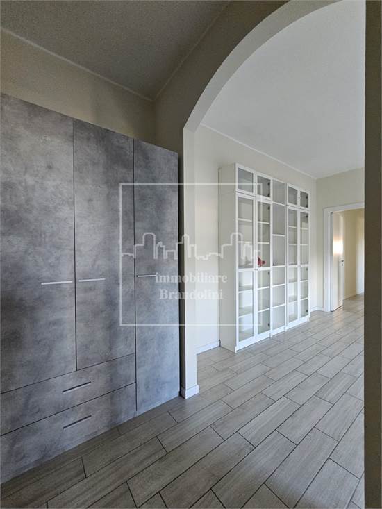 ingresso con armadio e soggiorno
